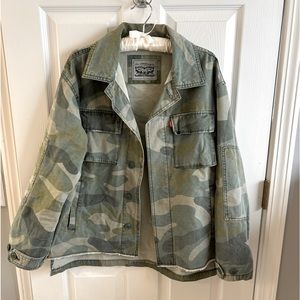 Levi’s Camo Shirt Jacket. Size: M